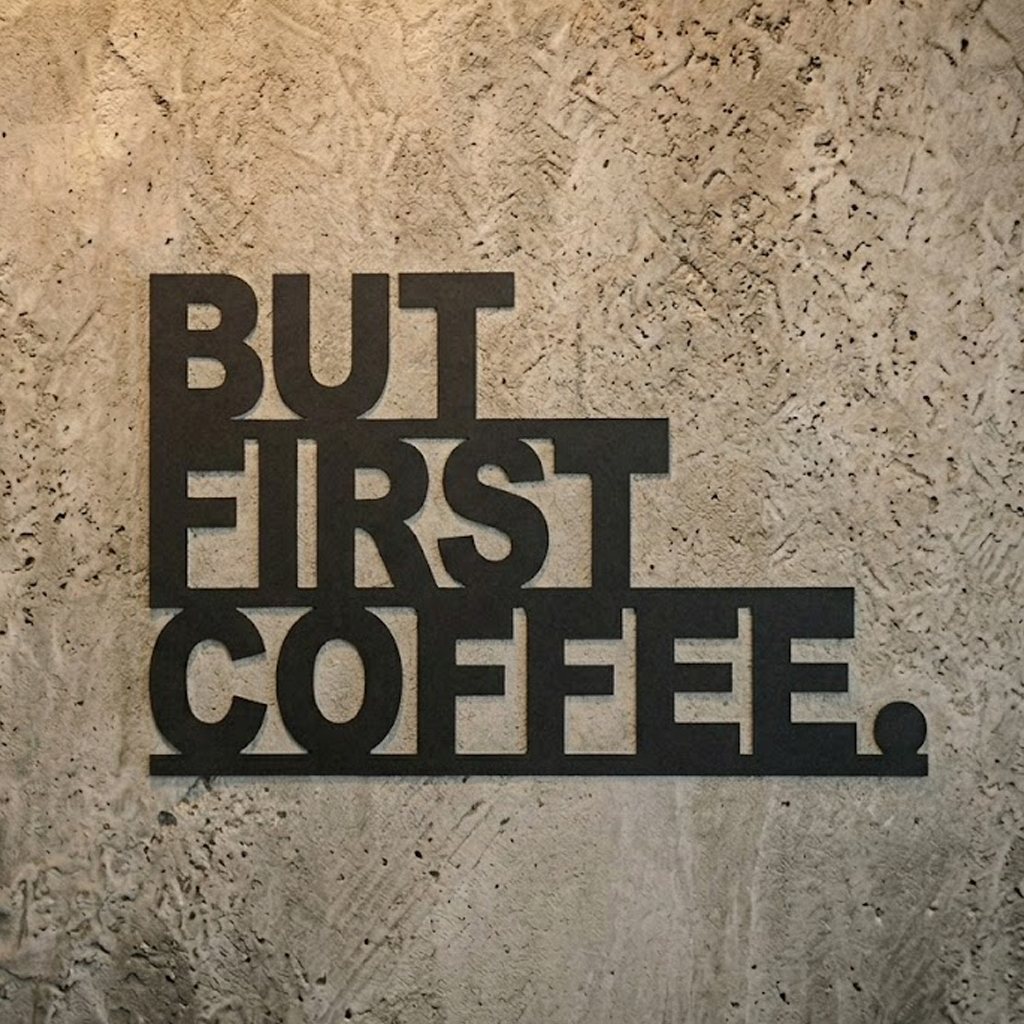 Letreiro Decorativo “But First Coffee” – Impresso em 3D
