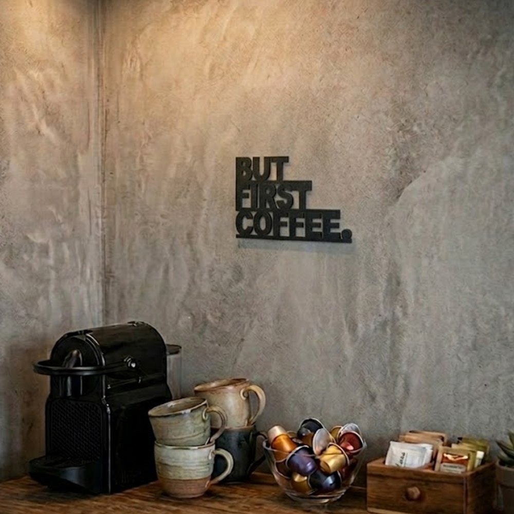 Foto 2 de Letreiro Decorativo “But First Coffee” – Impresso em 3D