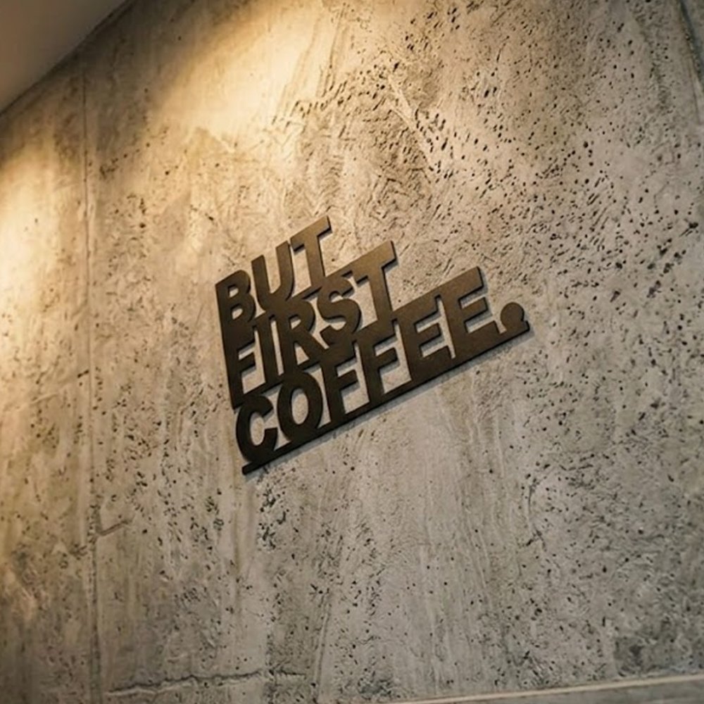 Foto 3 de Letreiro Decorativo “But First Coffee” – Impresso em 3D